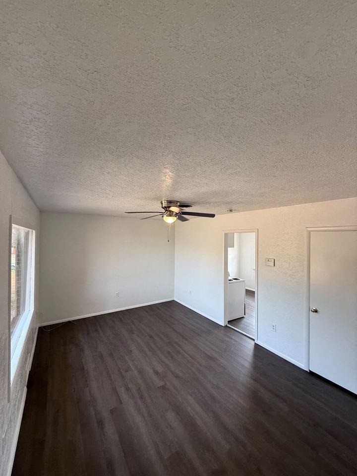 2325 Nw 35th St - Photo 4 of 7