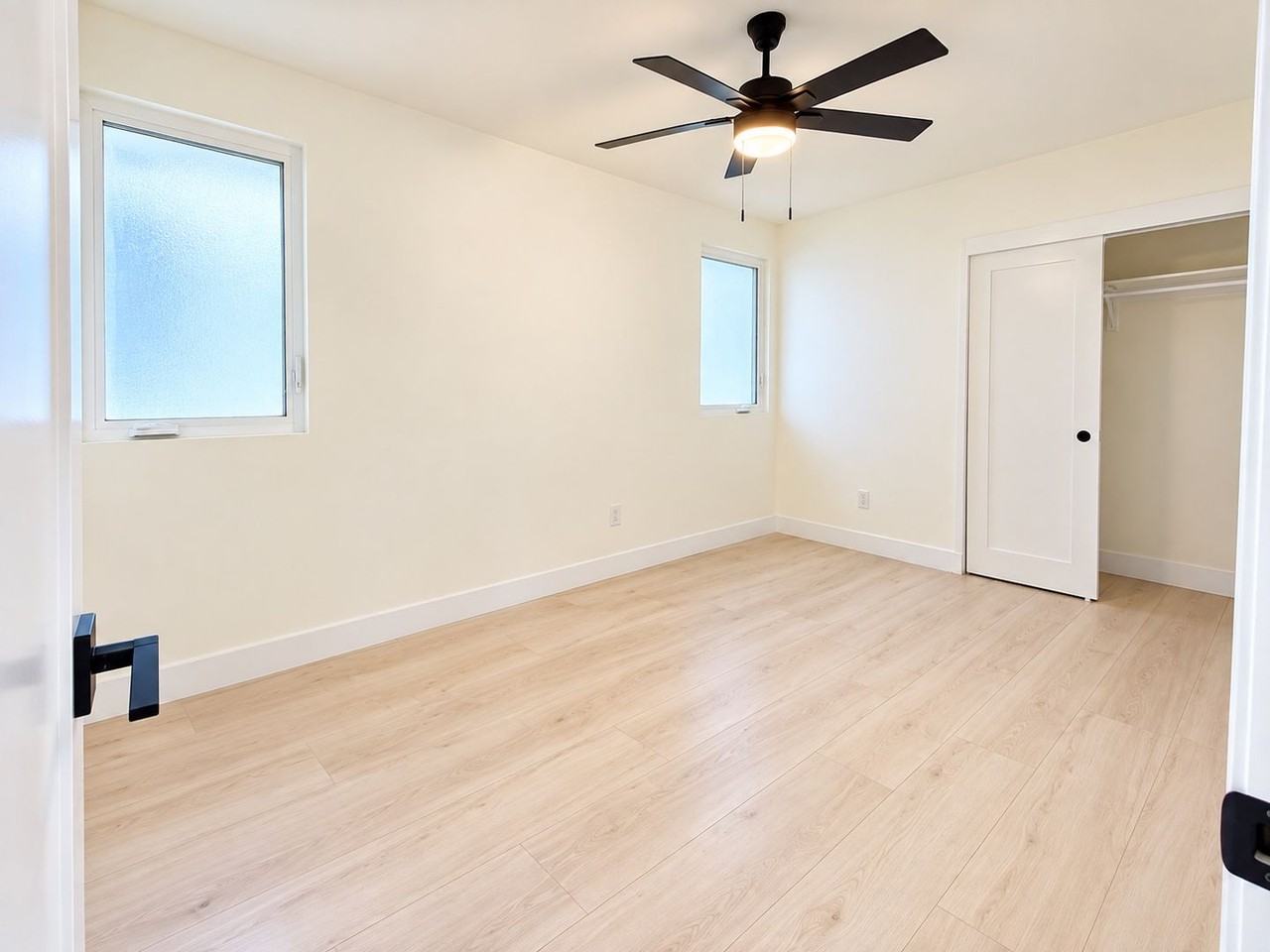 4602 Shoshoni Ave - Photo 6 of 10