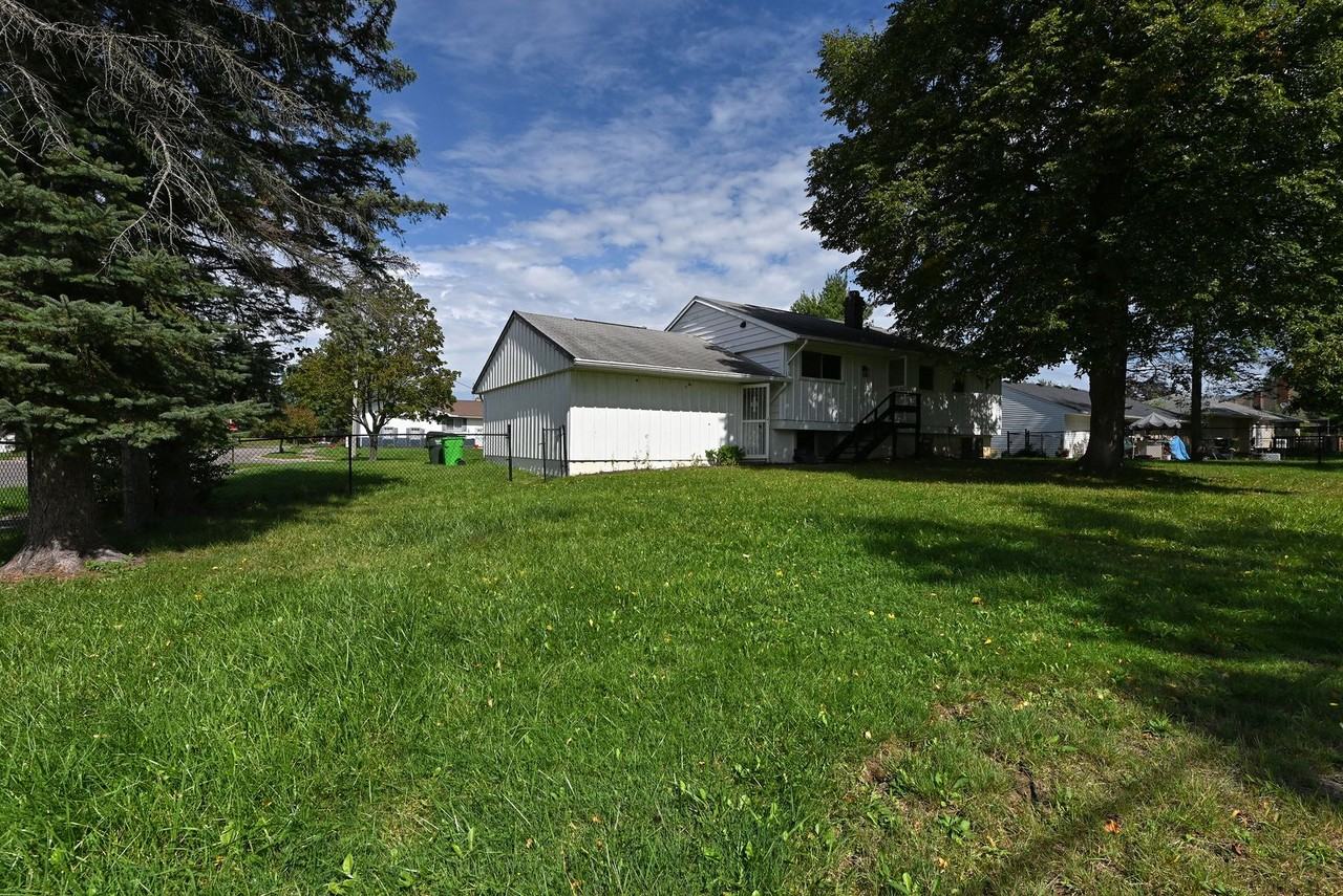 23580 Comstock Rd - Photo 5 of 27