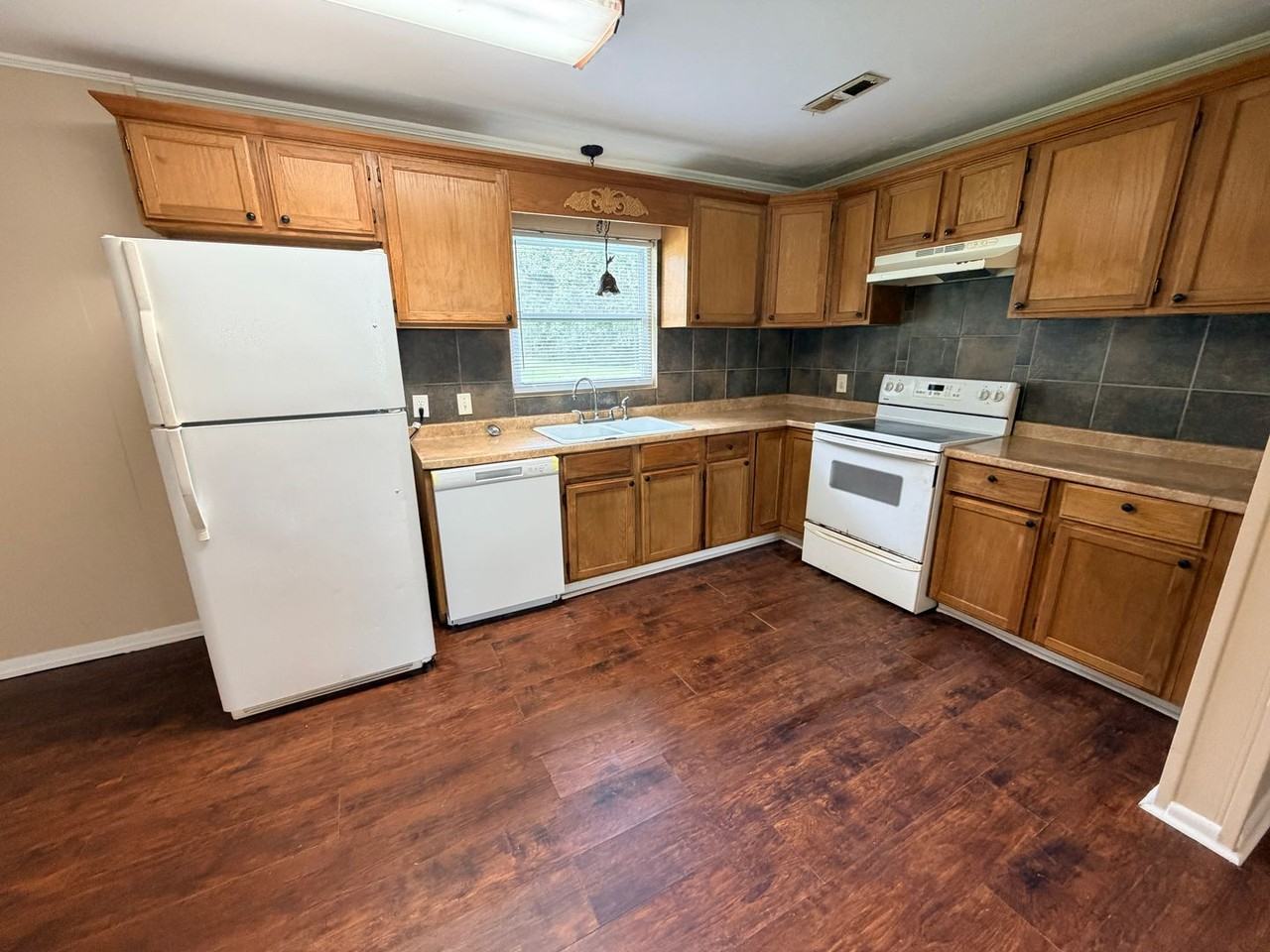 304 Simpson St - Photo 6 of 12
