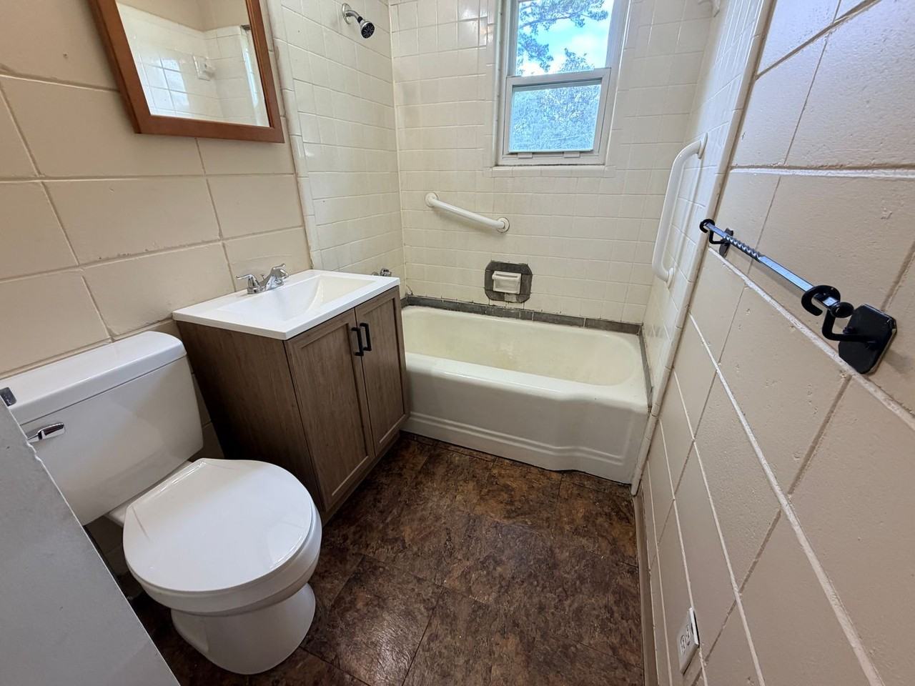 304 Simpson St - Photo 7 of 12