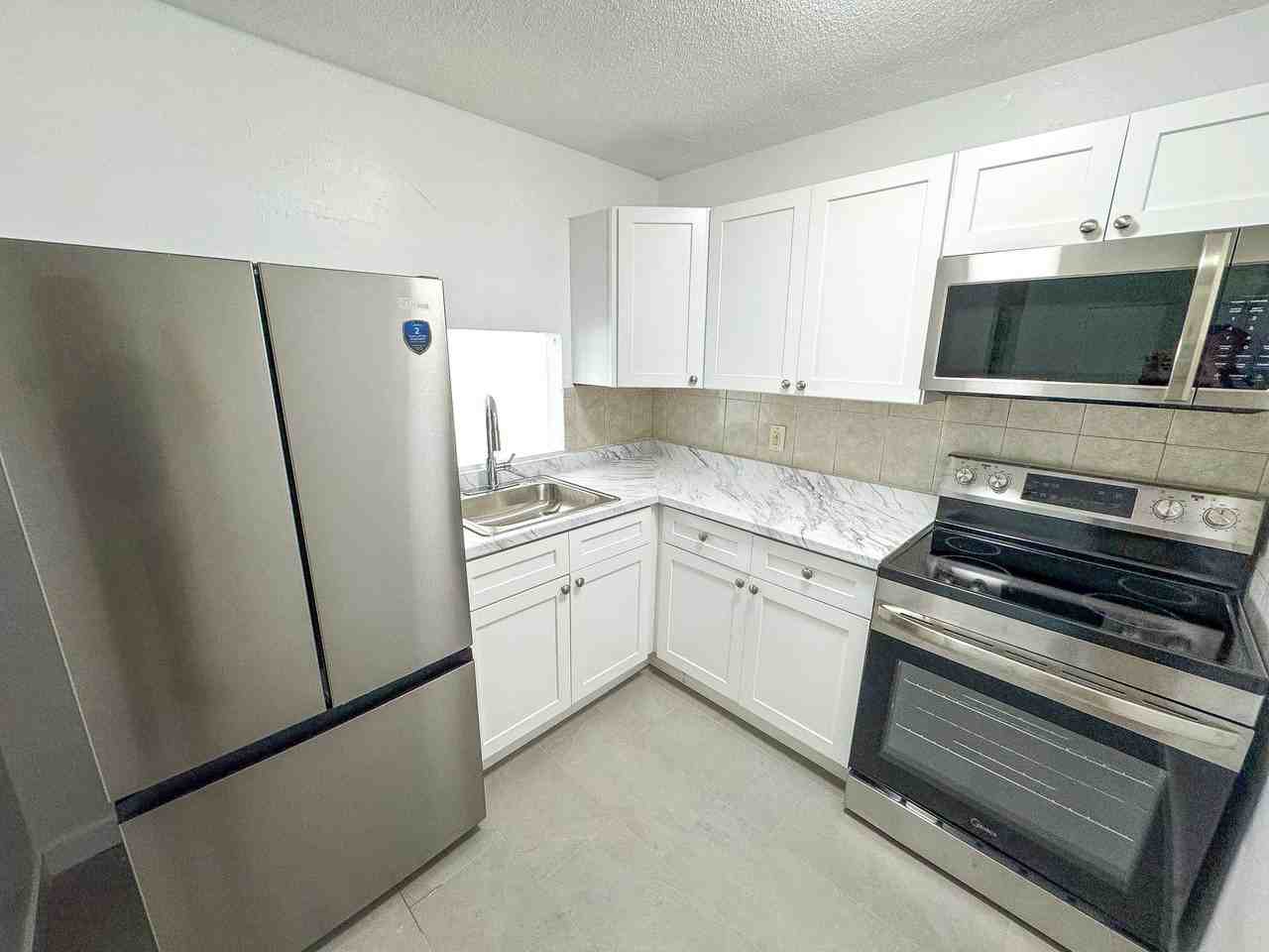 445 Sw 2nd St - Photo 6 of 26