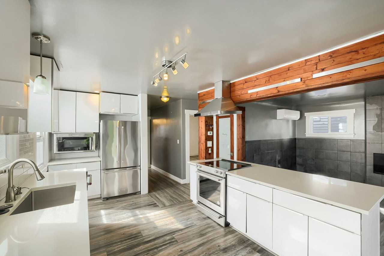 4315 5th Ave Ne - Photo 3 of 26