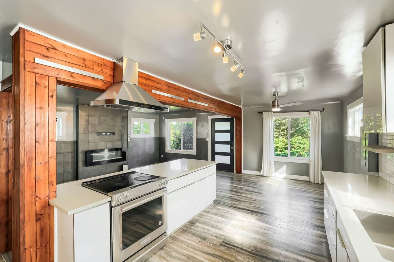 4315 5th Ave Ne - Photo 4 of 26