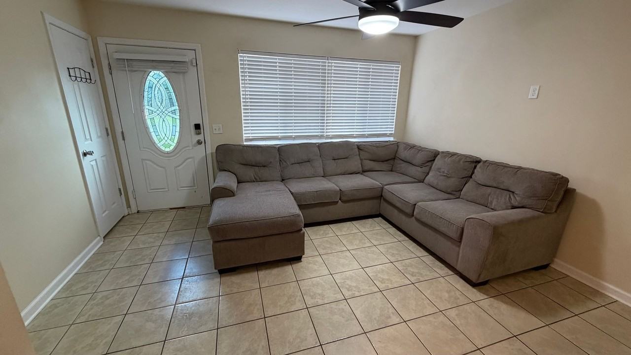 1811 Chestnut Ave - Photo 2 of 15