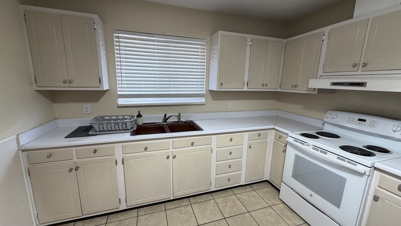 1811 Chestnut Ave - Photo 3 of 15