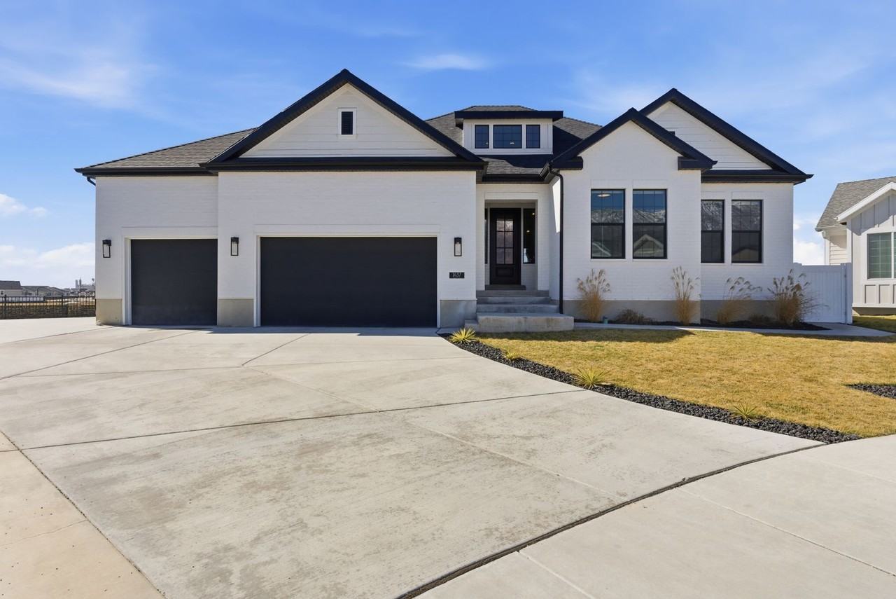 1437 W Valley Dr - Photo 2 of 50
