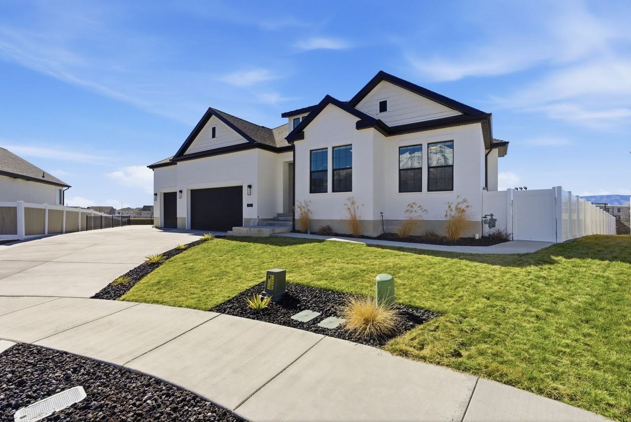 1437 W Valley Dr - Photo 3 of 50