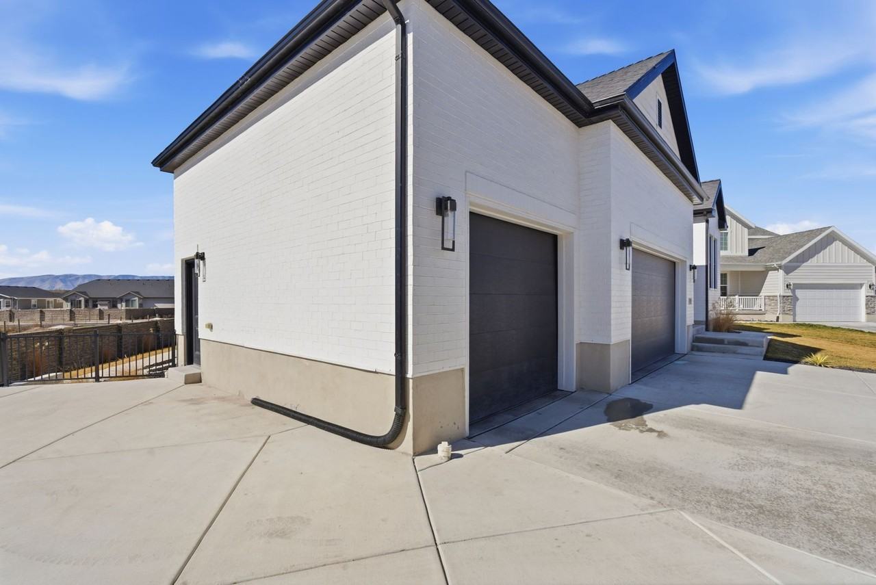1437 W Valley Dr - Photo 4 of 50