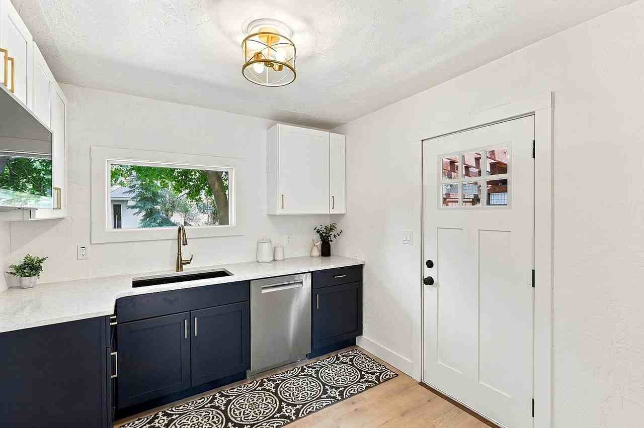 10515 E 10th Ave - Photo 4 of 32