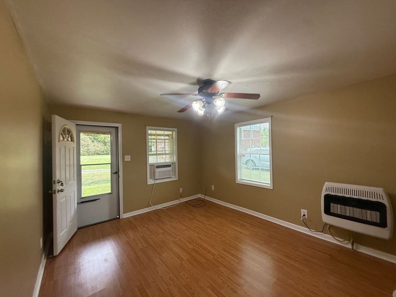 27 Todd St Ne - Photo 2 of 9