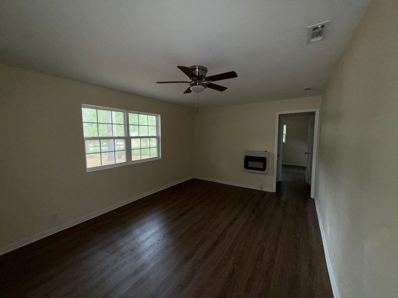 826 Shannon Cir Ne - Photo 3 of 11