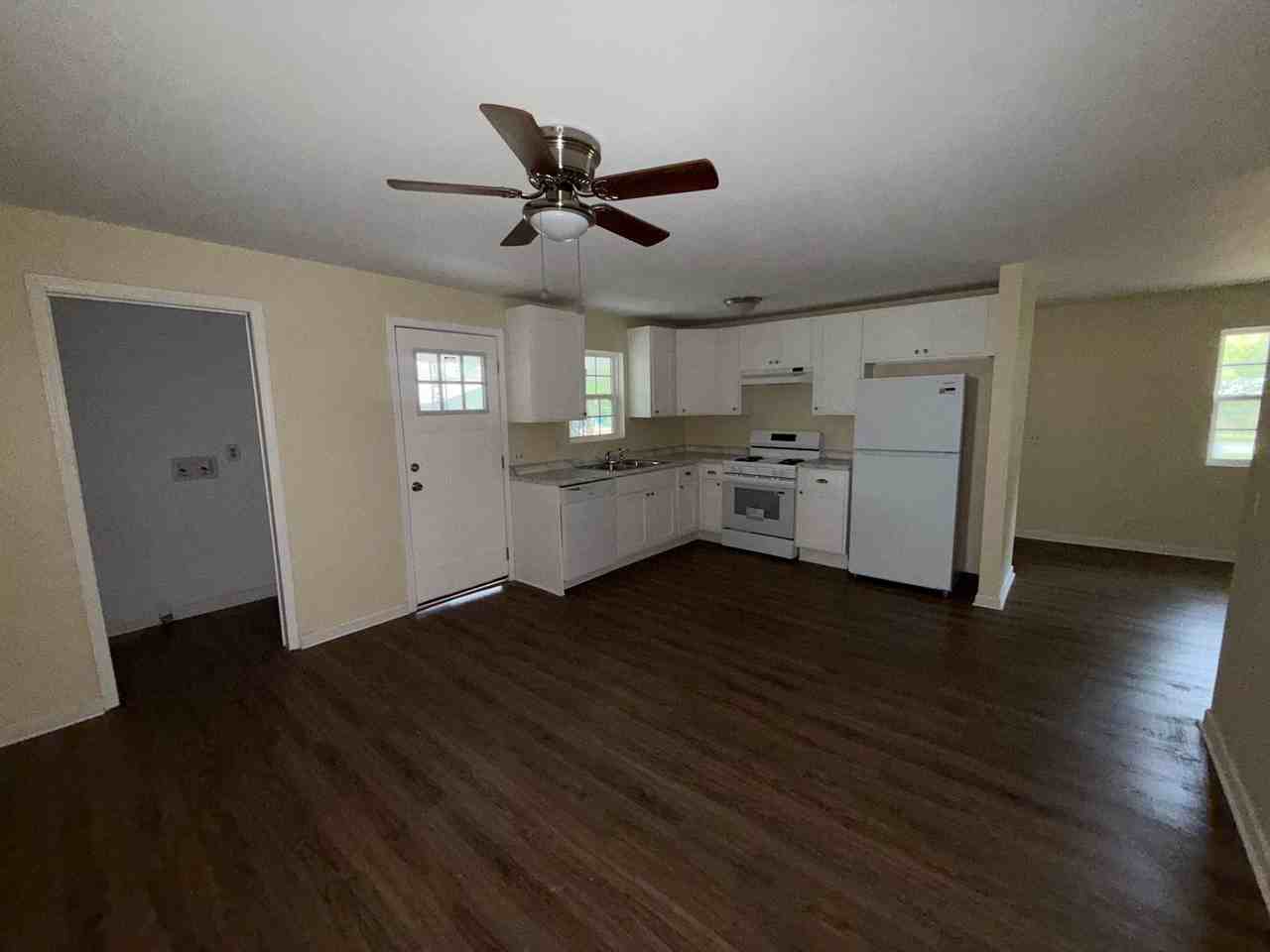 826 Shannon Cir Ne - Photo 5 of 11