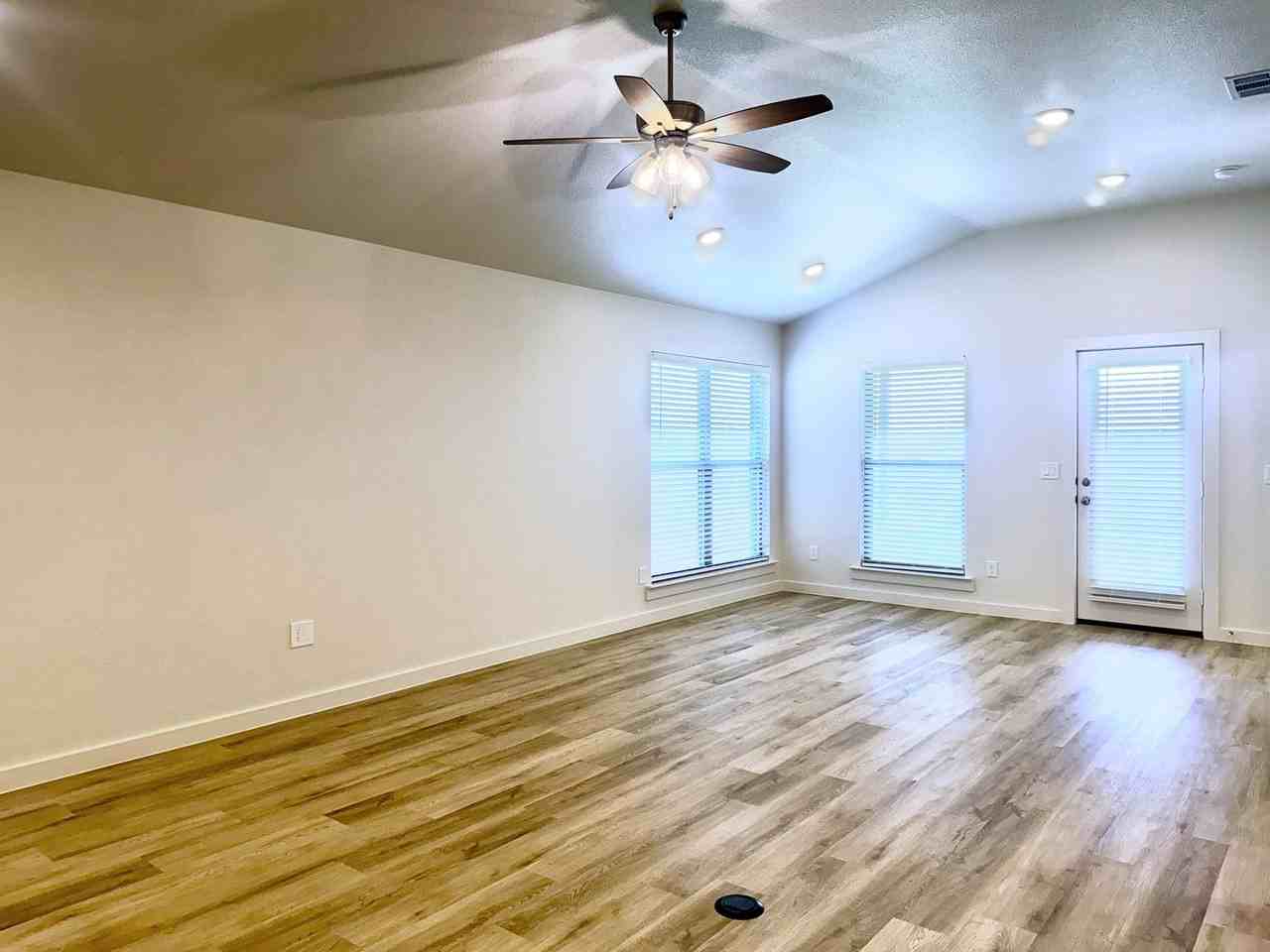 7113 14th St - Photo 5 of 30