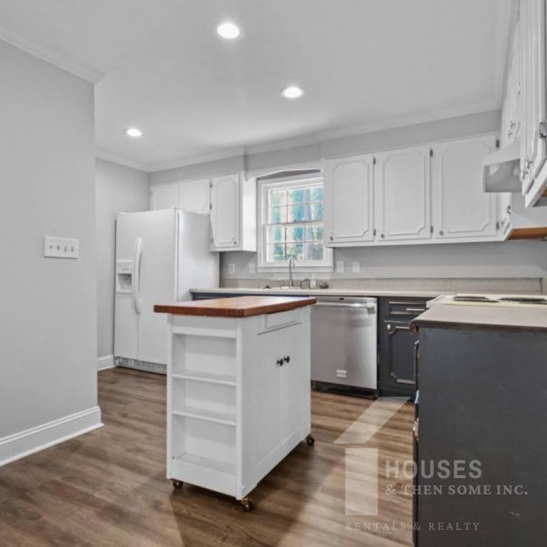 301 Ladbroke Rd - Photo 4 of 17
