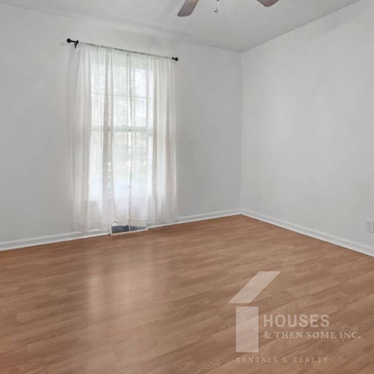 301 Ladbroke Rd - Photo 7 of 17