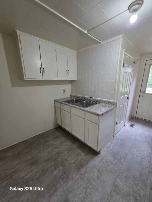 1714 N Market St - Photo 3 of 8