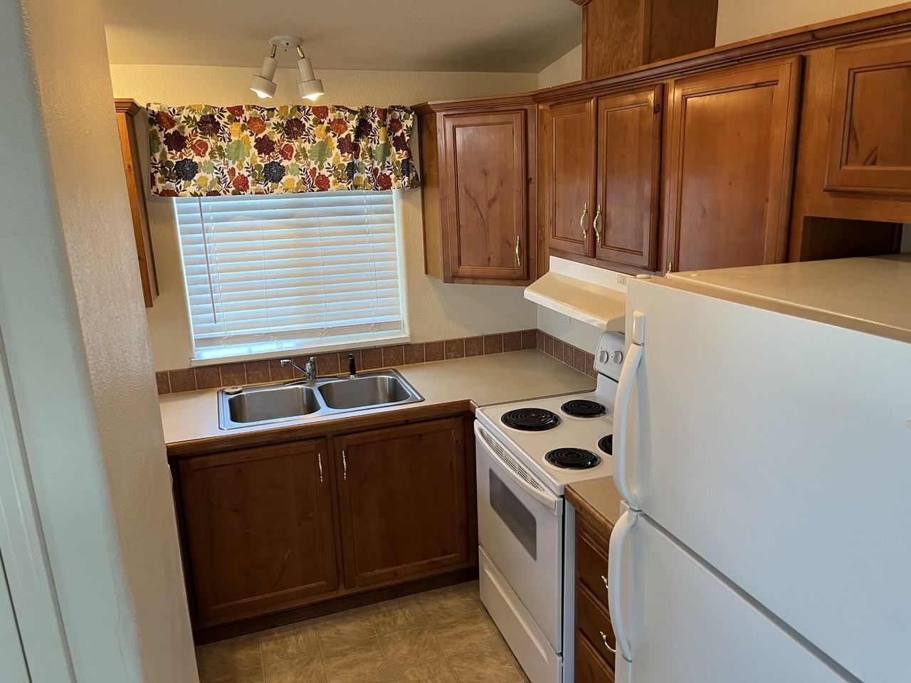 504 Gladstone St - Photo 4 of 9