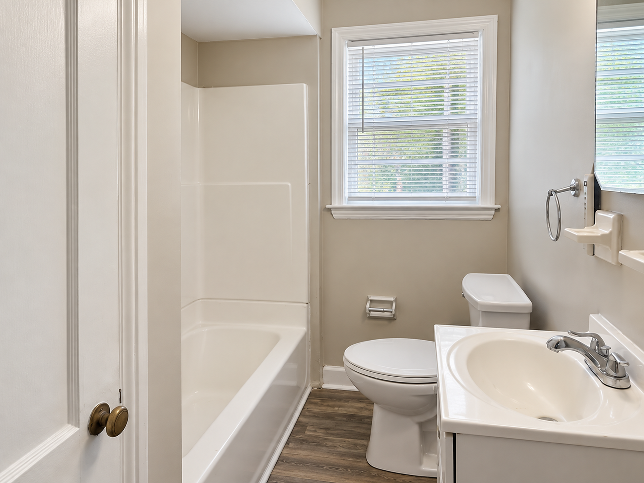 1402 33rd St - Photo 3 of 8