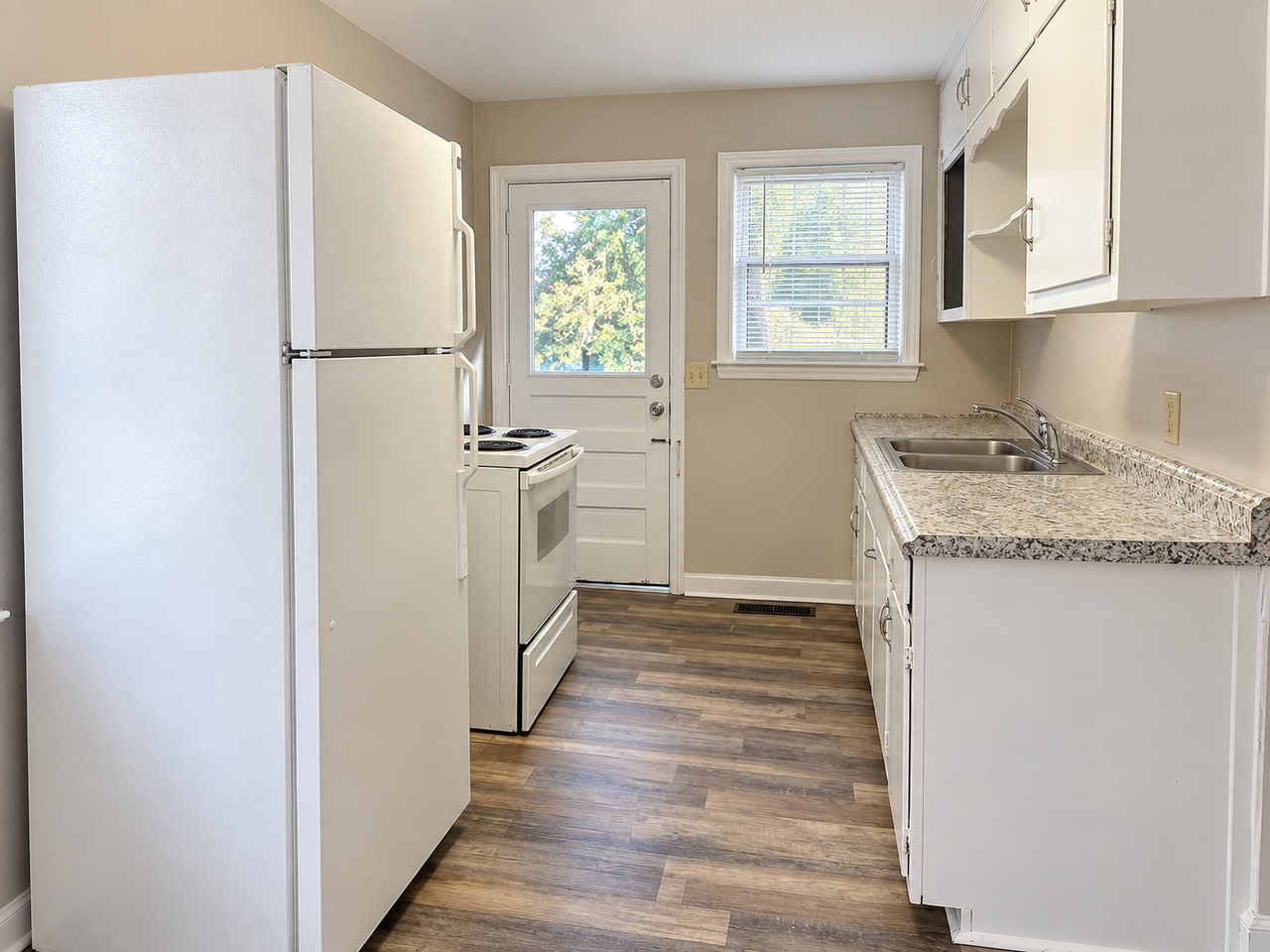 1402 33rd St - Photo 4 of 8
