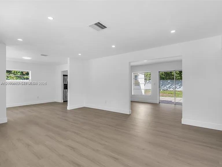 21241 Ne 2nd Ave - Photo 5 of 18