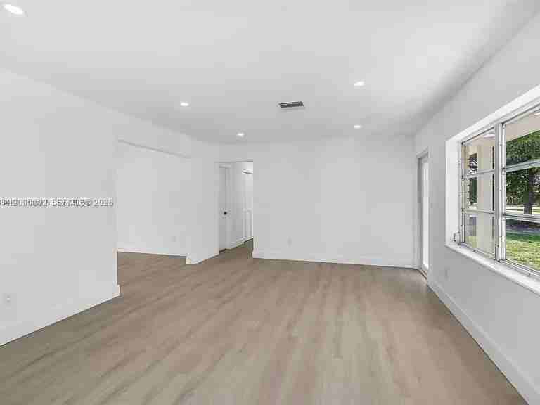 21241 Ne 2nd Ave - Photo 6 of 18