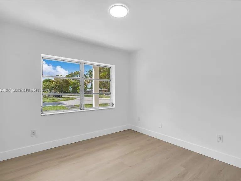 21241 Ne 2nd Ave - Photo 7 of 18