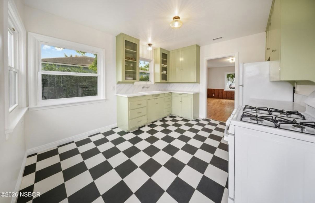 224 N F St - Photo 3 of 17