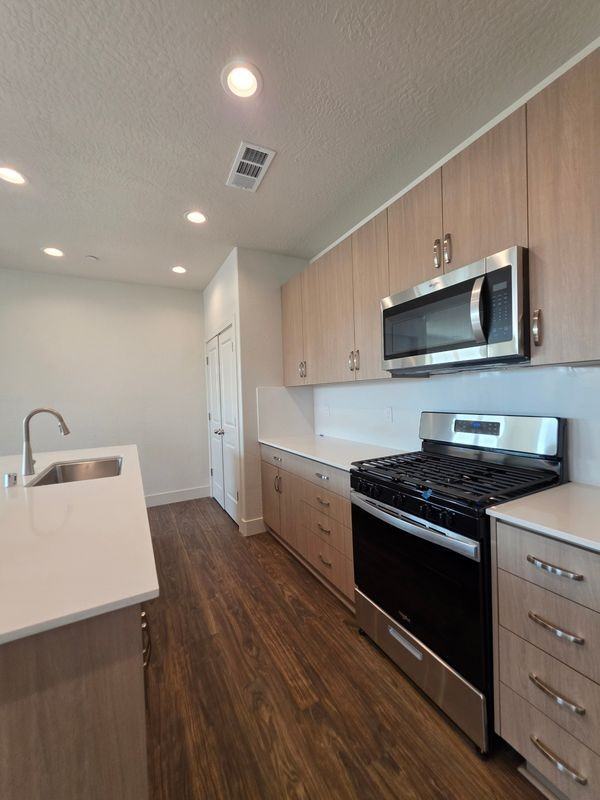 1049 Madrid Ave - Photo 5 of 17