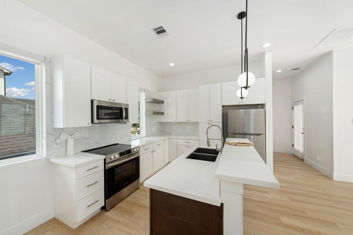 3012 Delano St - Photo 6 of 17