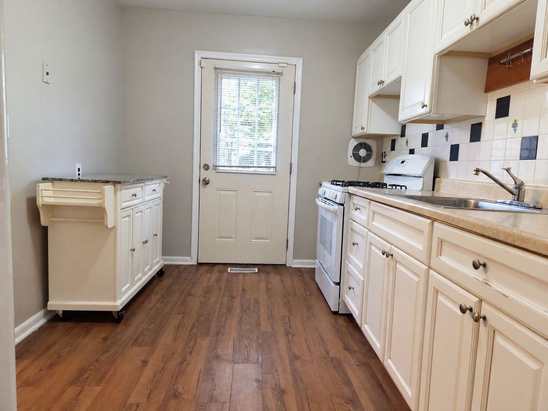 8356 Imperial Dr - Photo 5 of 11