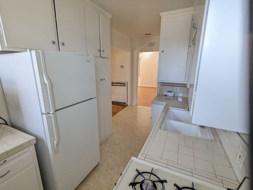 5669 San Vicente Blvd - Photo 6 of 14