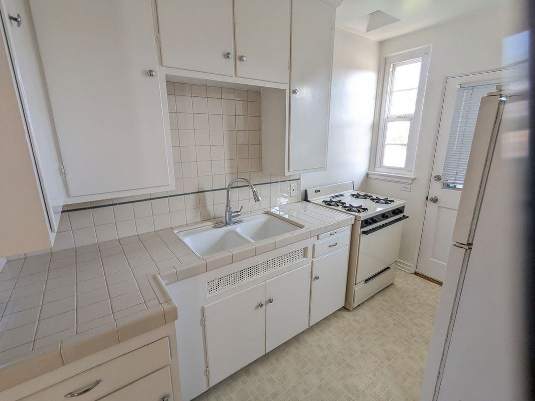 5669 San Vicente Blvd - Photo 7 of 14
