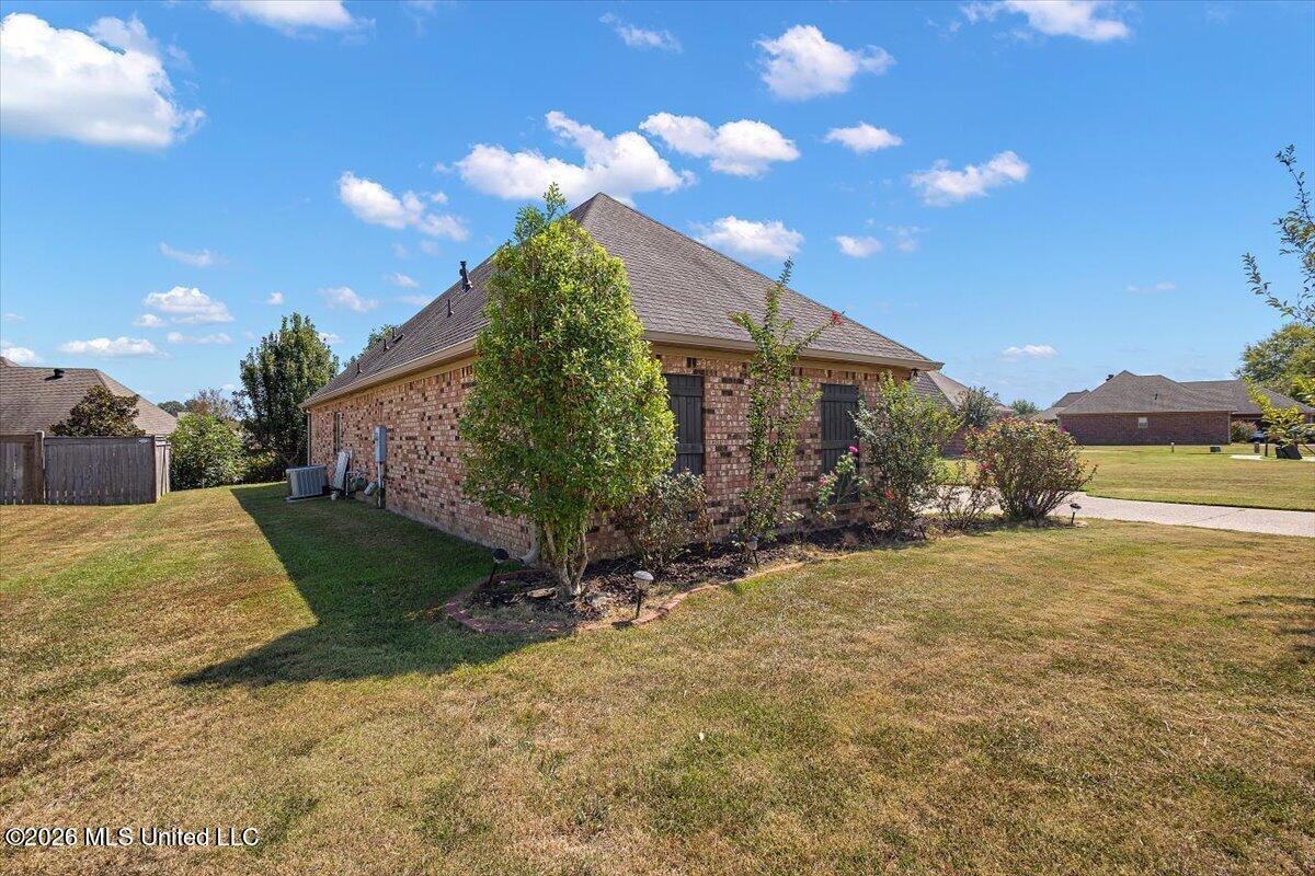1022 Trinity Dr - Photo 2 of 31