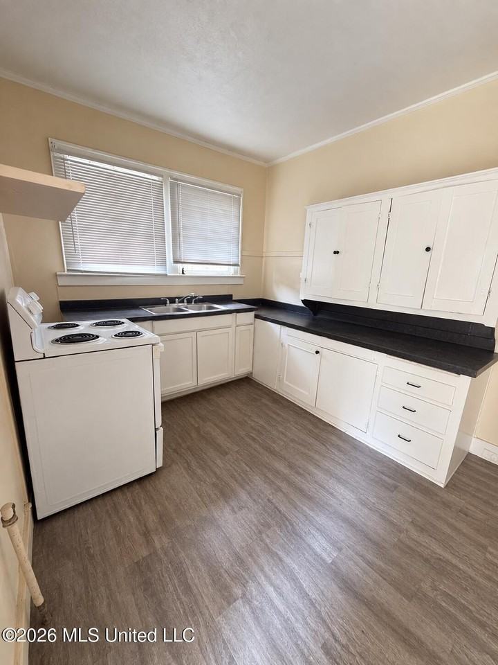 2216 Kelly Ave - Photo 4 of 11
