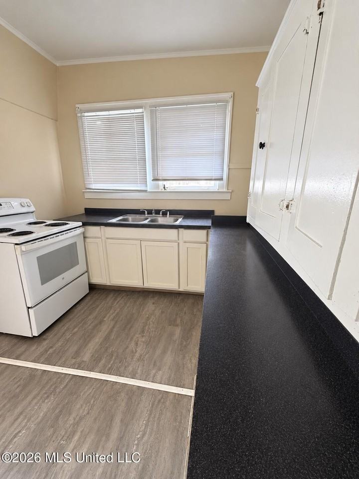 2216 Kelly Ave - Photo 5 of 11