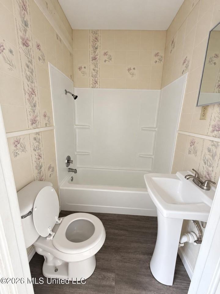 2216 Kelly Ave - Photo 6 of 11