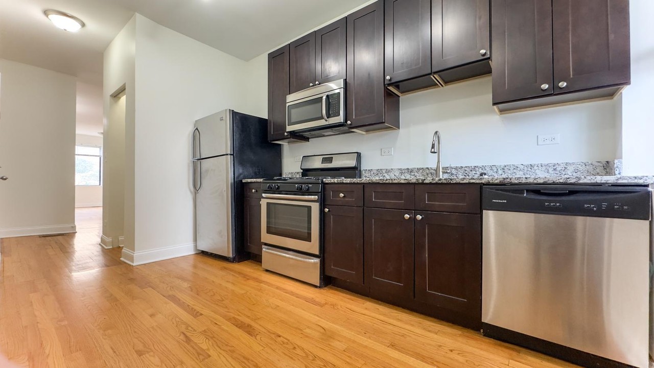 3216 W Argyle St #1 - Photo 3 of 14