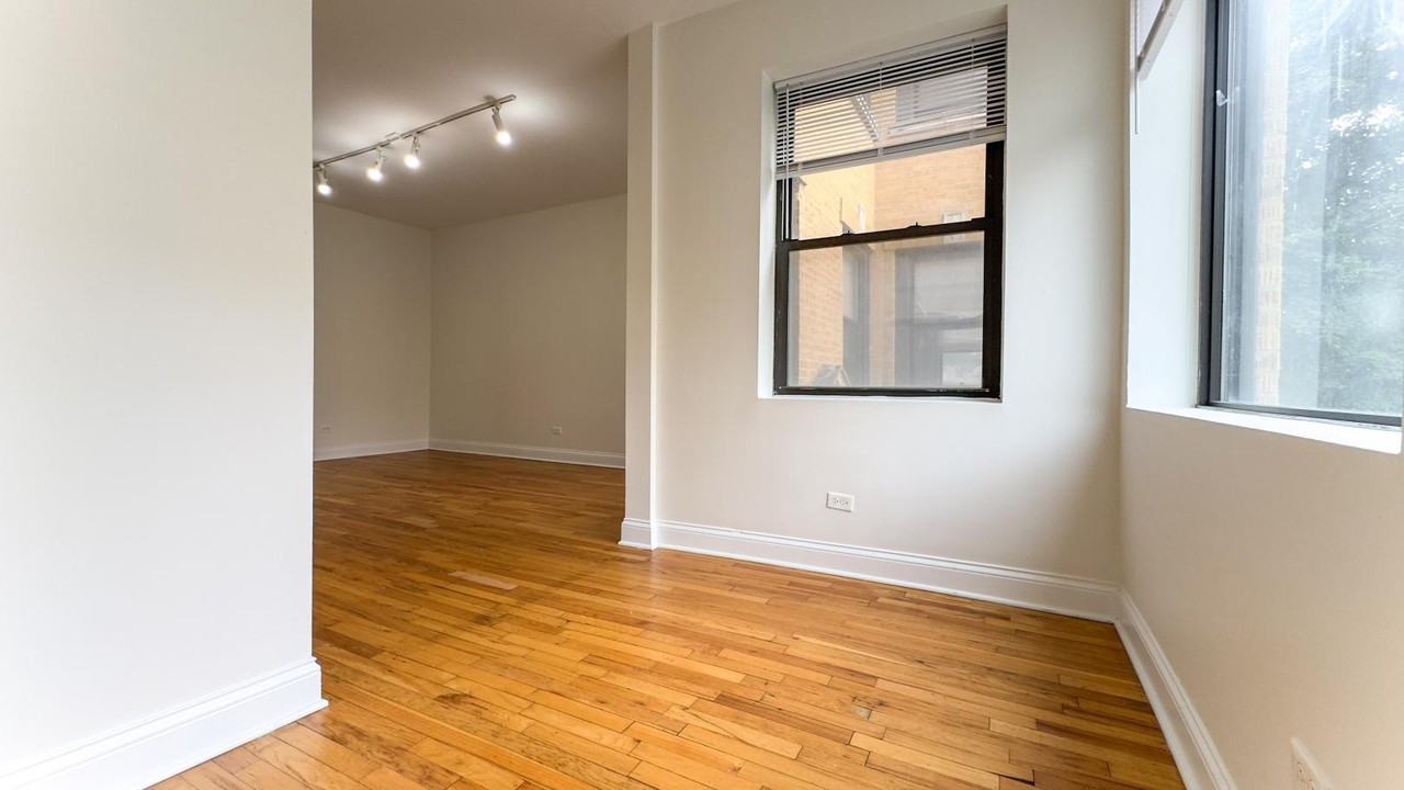 3216 W Argyle St #1 - Photo 4 of 14
