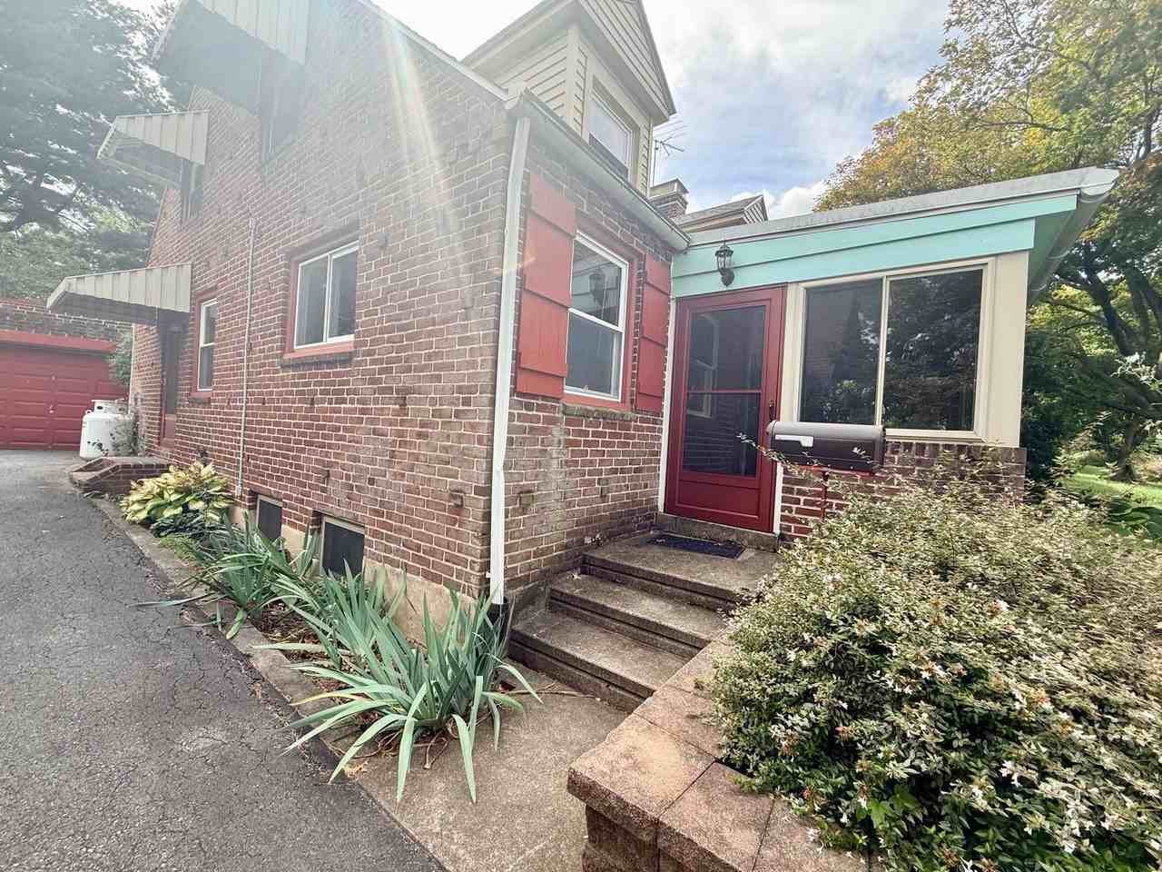 1612 Ridgeview Ave - Photo 2 of 31