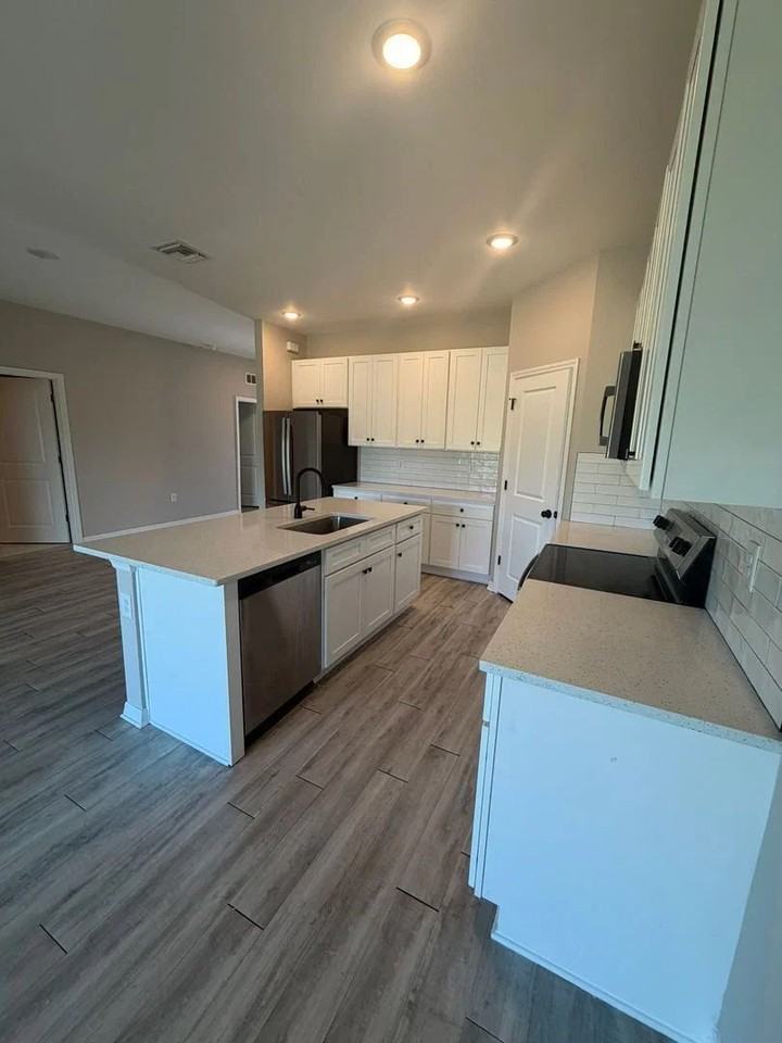 9244 Agate St - Photo 6 of 14