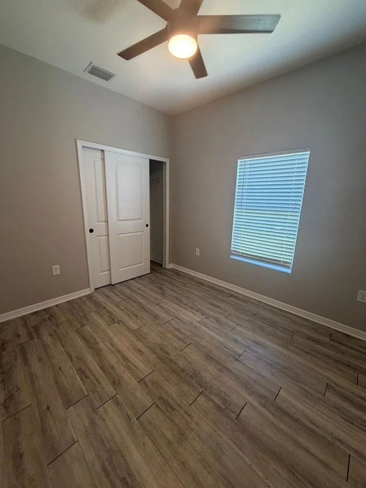 9246 Agate St - Photo 5 of 14