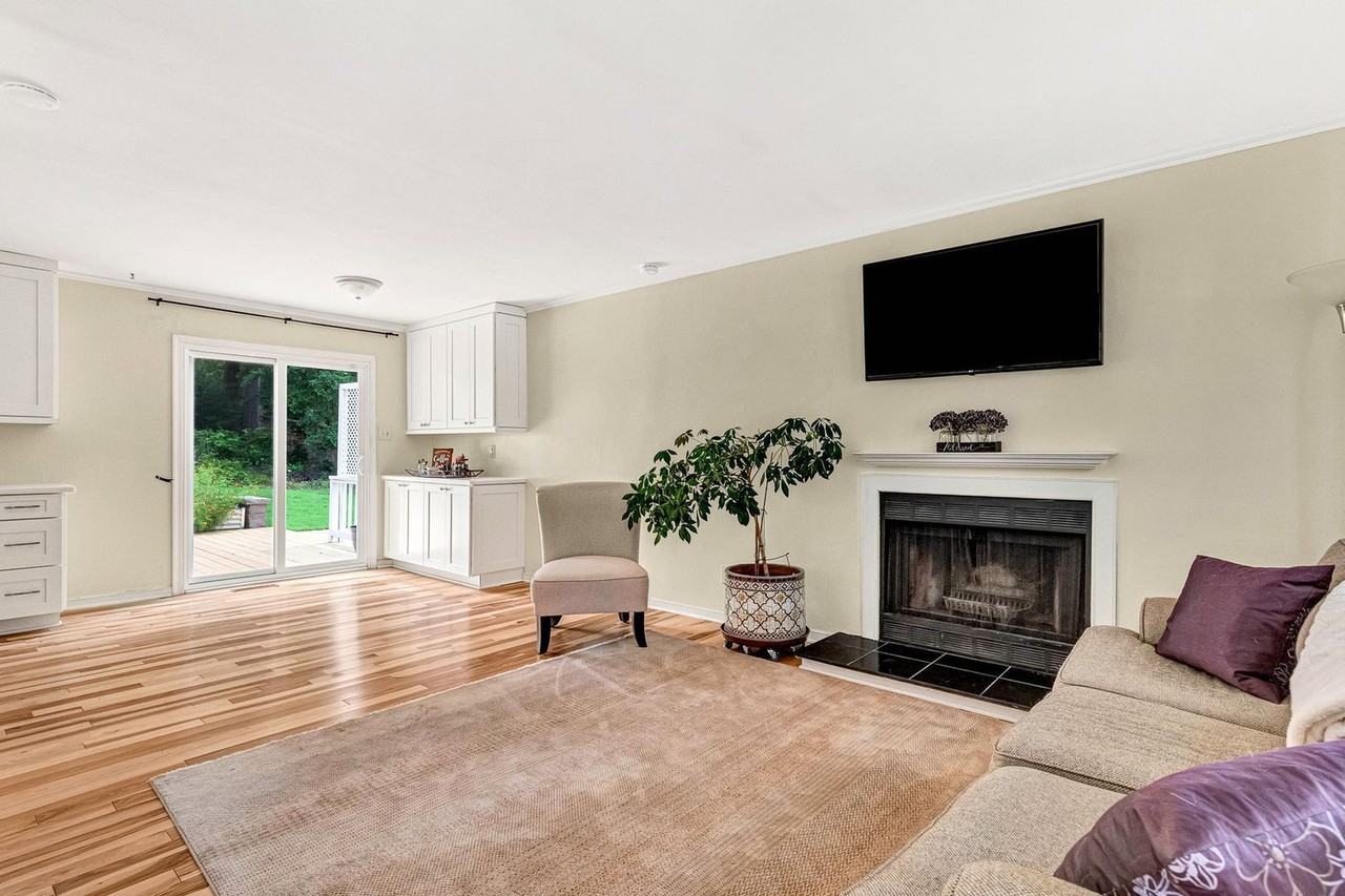 1325 Southwick Blvd - Photo 5 of 38