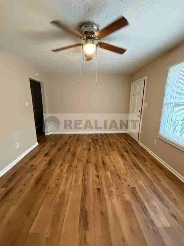702 S Central Ave - Photo 2 of 13