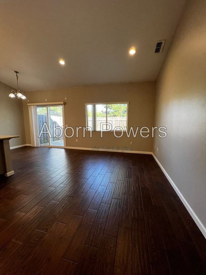626 Pearl Pl #D - Photo 2 of 14