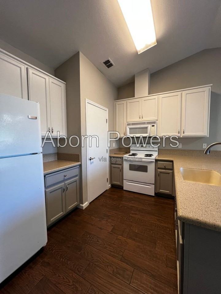 626 Pearl Pl #D - Photo 3 of 14