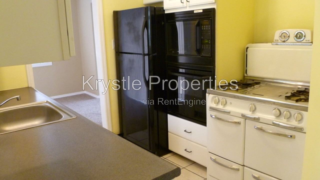 615 Russell St - Photo 4 of 10