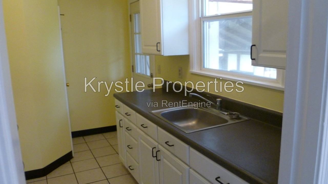 615 Russell St - Photo 5 of 10