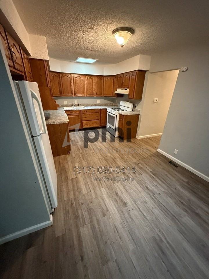 300 N Ellis Rd - Photo 4 of 33