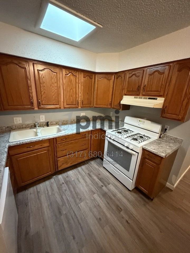 300 N Ellis Rd - Photo 6 of 33